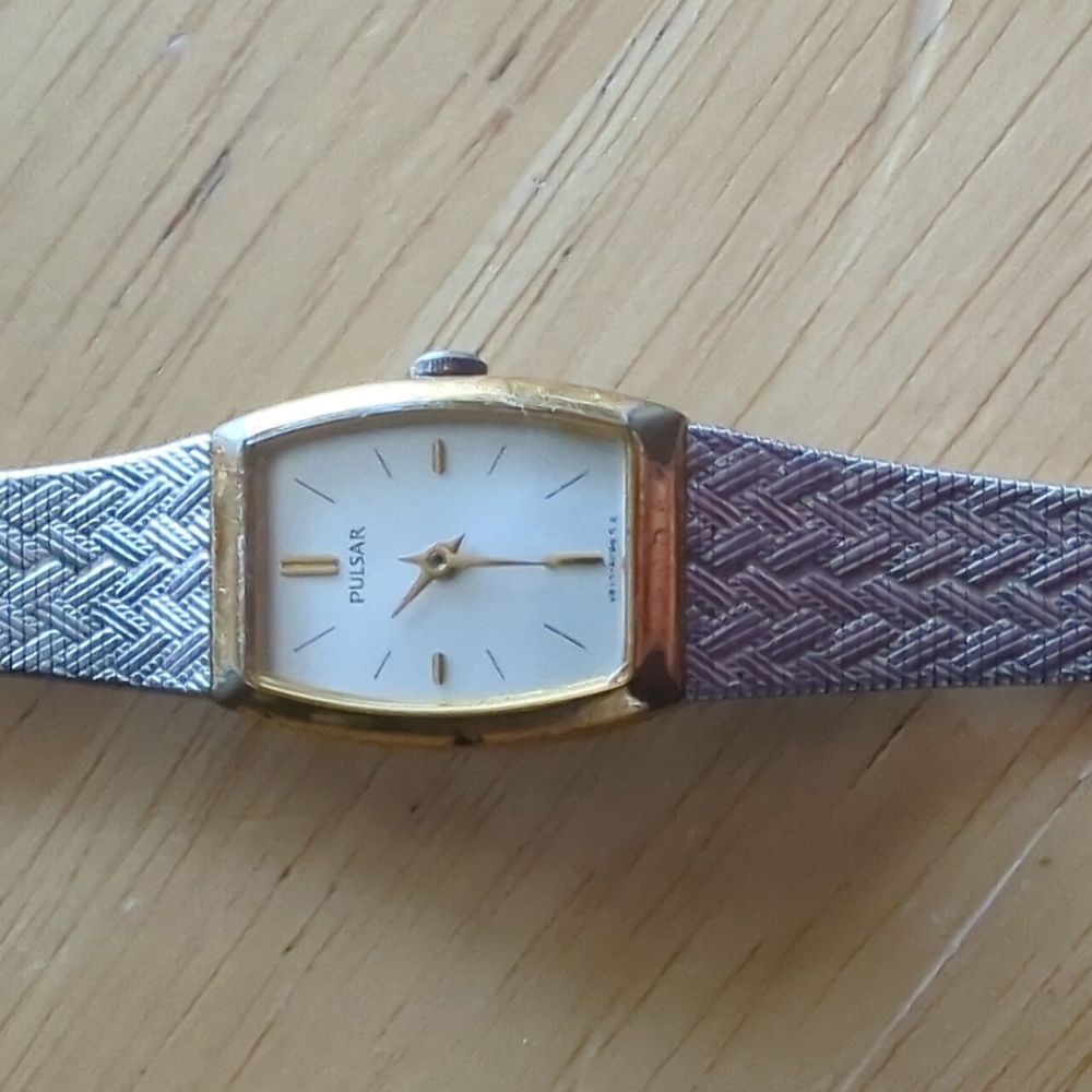 Vintage watch with adjustable strap